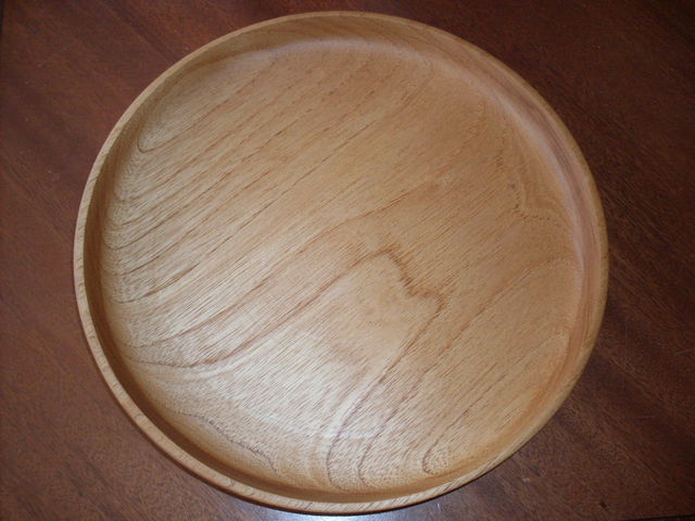 Platón 29 cm x 3 de alto.  
Acabado: cera de abejas (apto para contener alimentos)